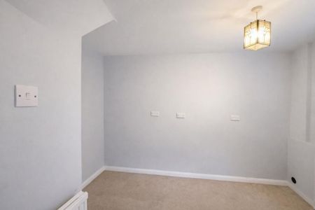 4 bedroom semi-detached house to rent - Photo 2