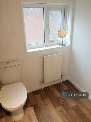 1 bedroom in a house share to rent - Photo 1