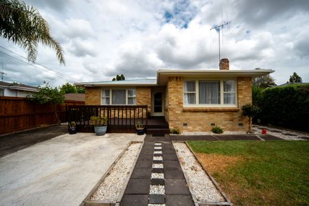 Appealing 3-bedroom family home - Photo 2