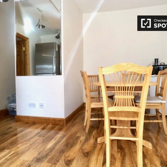 Large room in shared apartment in Stoneybatter, Dublin - Photo 1