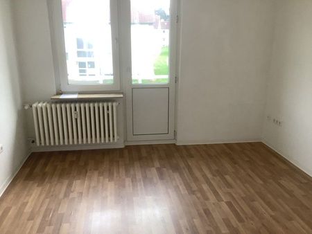 Wohnung mit modernem Wannenbad und neuer Tapezierung an den Wandflächen - Foto 2