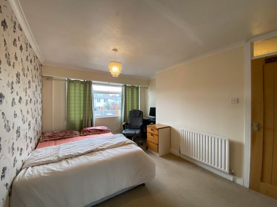 Lyndhurst Avenue, Aldershot, Hampshire, GU11 - Photo 1