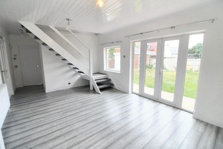 3 bedroom detached house to rent - Photo 2