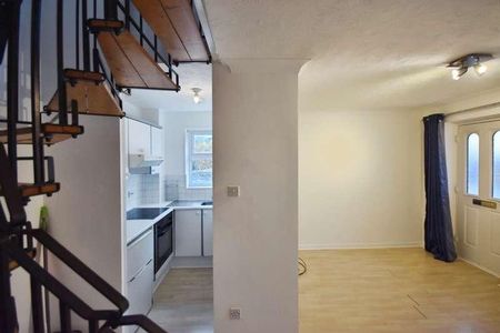 Manor Vale, Brentford, TW8 - Photo 2