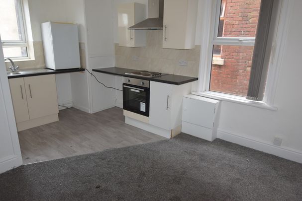 To Let 1 Bed Flat - Photo 1