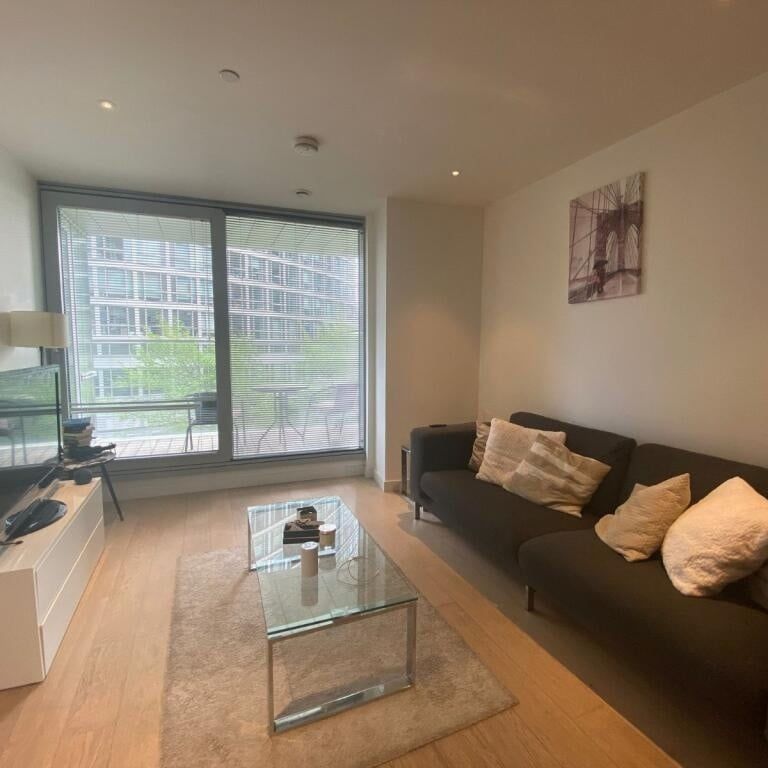 Studio Flat, Biscayne Avenue, E14 - Photo 1