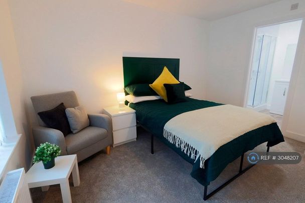 1 bedroom in a house share to rent - Photo 1