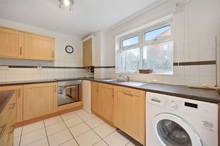 A spacious 2 bedroom house, with parking and private garden located just of Green Lane. Unfurnished and available now - Photo 4