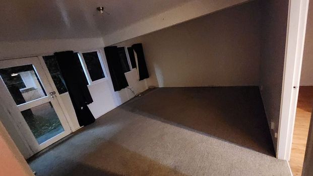 Spacious & refreshed 2 bedroom flat - Photo 1
