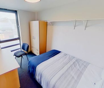 5 bedrooms 2 bathrooms - Photo 2