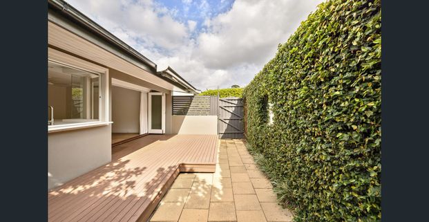 Private renovated apartment / expansive outdoor living - Photo 1