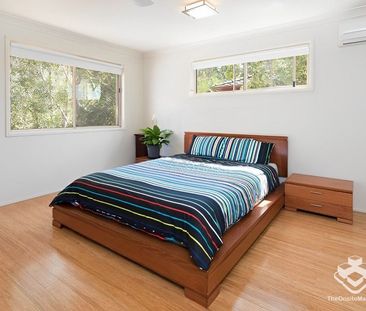 Luxurious life style with pool and views - Photo 5