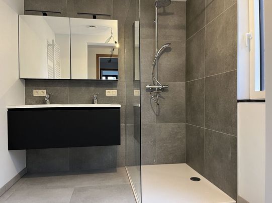 Gerenoveerde woning met 3 kamers op idyllische locatie in hartje Brugge - Photo 1