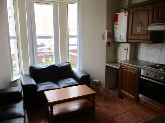 Great Apartment, 122a Fitzroy Avenue, Queens Quarter!, Belfast, BT7 1HX - Photo 1