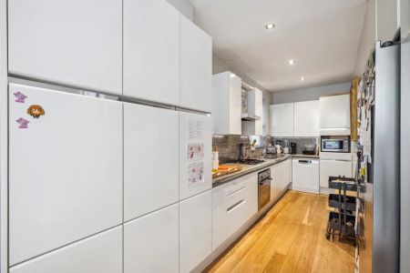 4 bedroom flat in London - Photo 4