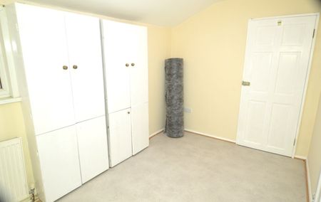 3 Bed Flat, High St North, E6 - Photo 3