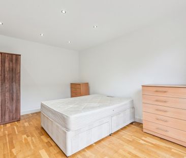 4 bedroom house in London - Photo 1