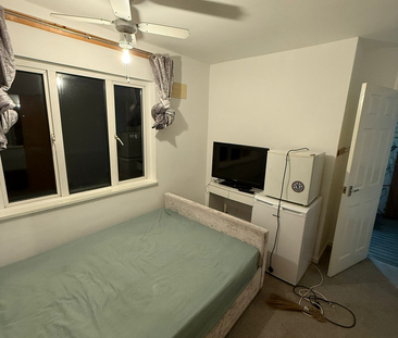 1 bedroom in a house share to rent - Photo 2