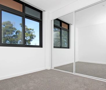 Near new, 2 bedroom apartment available - Photo 3