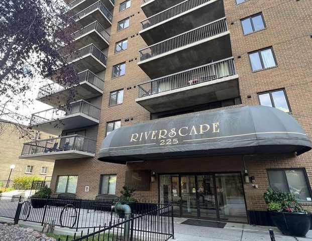 Large 2 Bedroom 2 Bath Condo | 605 - 225 25 Ave SW, Calgary - Photo 1