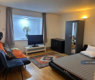 1 bedroom in a flat share to rent - Photo 5