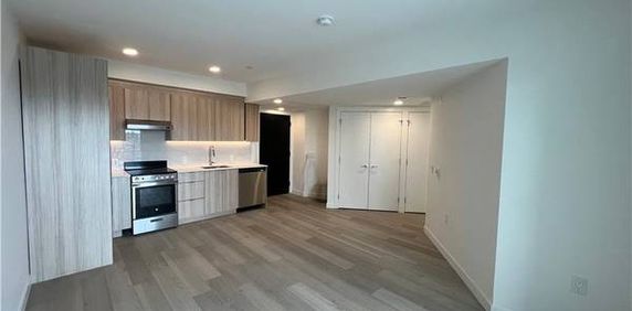 Newly Built 2 Bedroom, 2 Bathroom, Pet Friendly, Rooftop Lounge & More - Photo 2