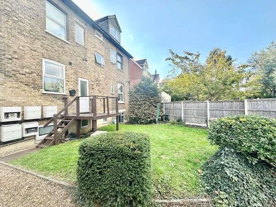 Leacroft, Staines-upon-thames, TW18 - Photo 1