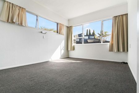 Beautifully Renovated 2-Bedroom Home in Mangere Bridge! - Photo 2