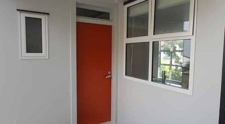 Modern 2 Bedroom tounhouse with bedroom balcony - Photo 3