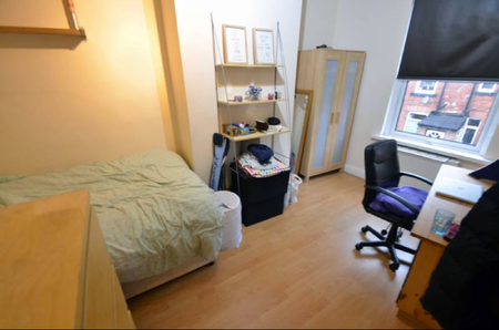 7 Bed - 50 Chestnut Avenue, Hyde Park, Leeds - LS6 1BA - Student - Photo 3