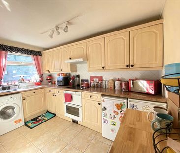 A well-presented ground floor apartment offering single level accom... - Photo 1
