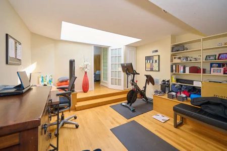 Toronto Furnished Upper Level for Rent – Elegant 2 Bed, 2 Bath with Private Entrance and Air Conditioning - Photo 5