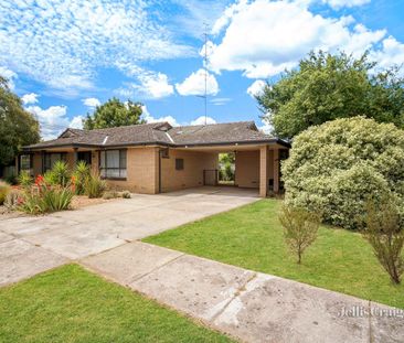 34 Lake Street, Wendouree - Photo 1