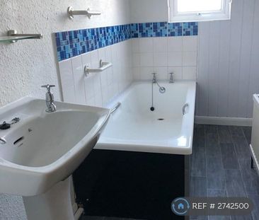 2 bedroom semi-detached house to rent - Photo 5