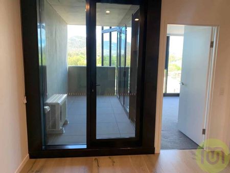 Sophisticated Living in the Prestigious Metropol Building: 2 Bed, 2 Bath, 1 Car - Photo 5