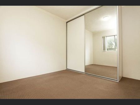 2 Bedroom Apartment with Lock up Garage in Ideal Location - Photo 4