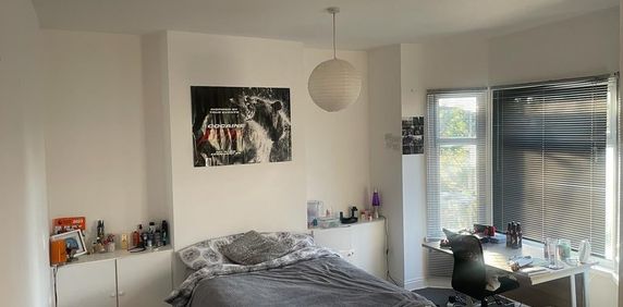 4 Bed Terraced House, Balmoral Road, M14 - Photo 2