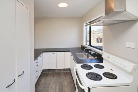 Charming 2-Bedroom Home in Edgeware - Photo 3