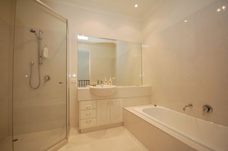 Huge townhouse in a prime location! - Photo 5