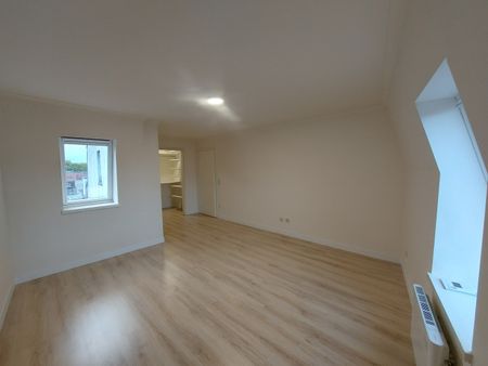 Penthouse te huur met twee slaapkamers en terrasje in hartje Kortrijk. - Photo 4