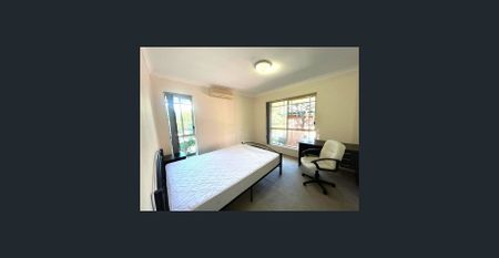 Neat and tidy furnished 3-Storey Townhouse in the heart of Wollstonecraft! - Photo 4