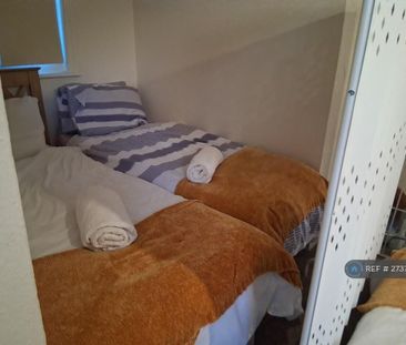 1 bedroom in a flat share to rent - Photo 3