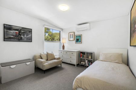 Spacious Double-Storey Townhouse in the Heart of Prahran - Photo 4