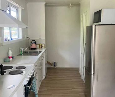 Cosy Two-Bedroom Home - Great Location with Lawns Included - Photo 3