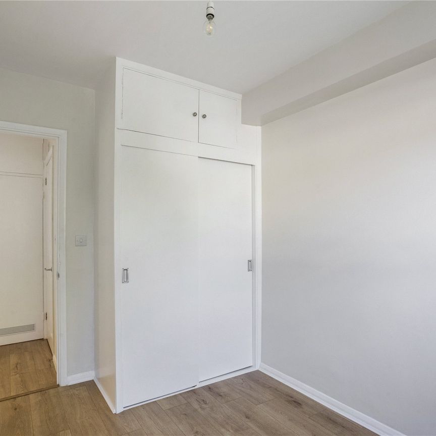 Palmerston Court, Lovelace Gardens, Surbiton, Surrey, KT6 flat to rent - Photo 1