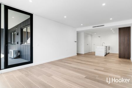 Beautiful 2 Bedroom Apartment - Walk to Shops and Station! - Photo 2