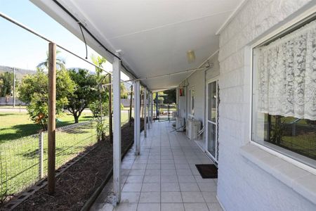 Large Air conditioned Home with Double Bay Shed and 5 KW Solar Power - Photo 5