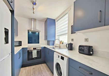 4 bedroom terraced house to rent - Photo 3