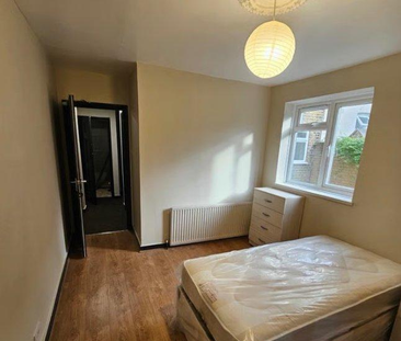 3 bedroom flat to rent - Photo 6