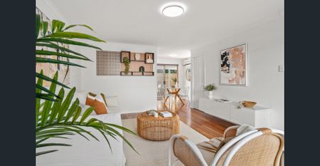 Immaculately presented in complex of only 3 - Photo 2